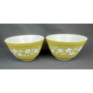 Lot Of 2 Pyrex Spring Blossom Mixing Bowl Avocado Green & White 1.5 P  Baking